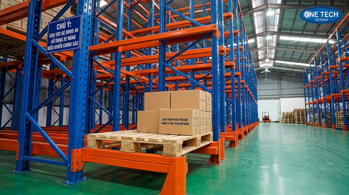 Hình ảnh kệ drive in thực tế 04 Kệ drive in thực tế có ray đỡ pallet chắc chắn